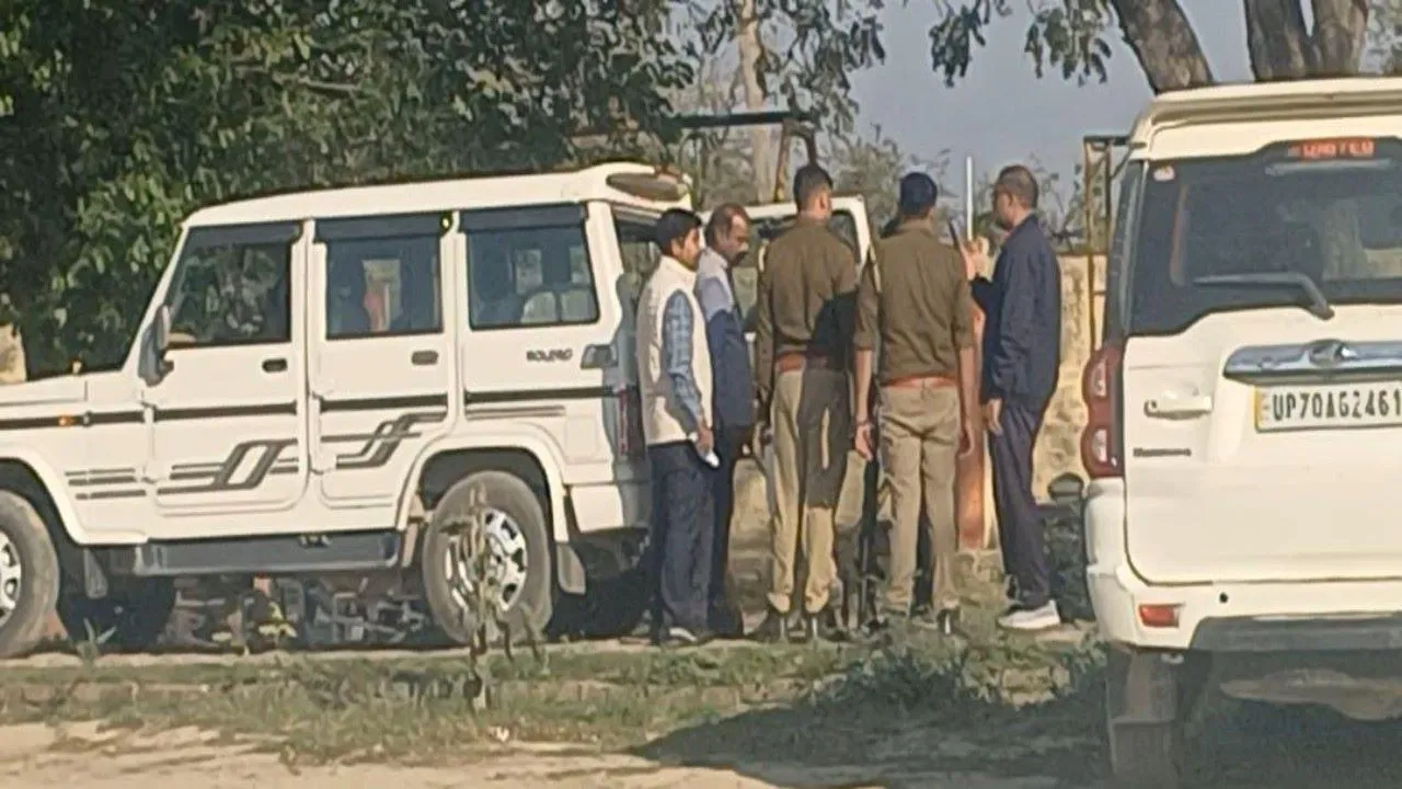 एसटीएफ की बड़ी कार्रवाई, 12 सॉल्वर गिरफ्तार, 40 से अधिक डुप्लीकेट कॉपियां हुईं जब्त