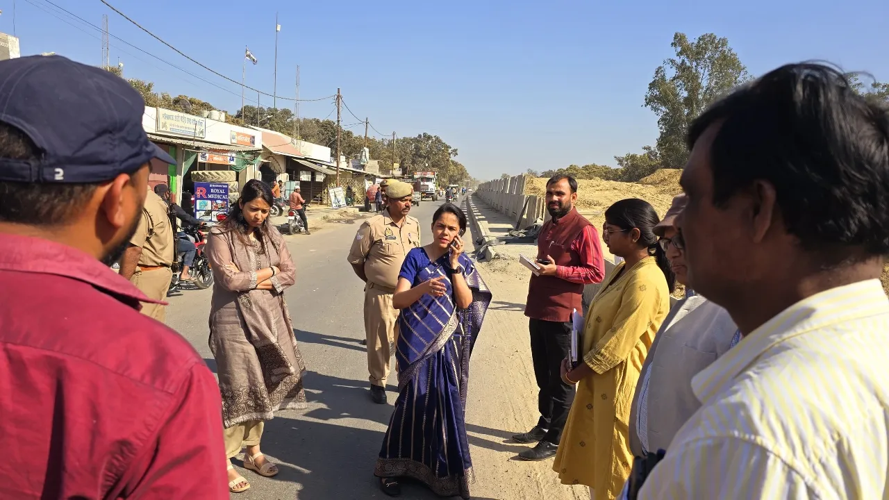 Lucknow News : हाईवे के निर्माण कार्य में देरी पर मंडलायुक्त नाराज, पीडी को लगाई फटकार : ठेकेदार से कहा- निर्धारित समय पर पूर्ण करो कार्य, वरना होगी FIR