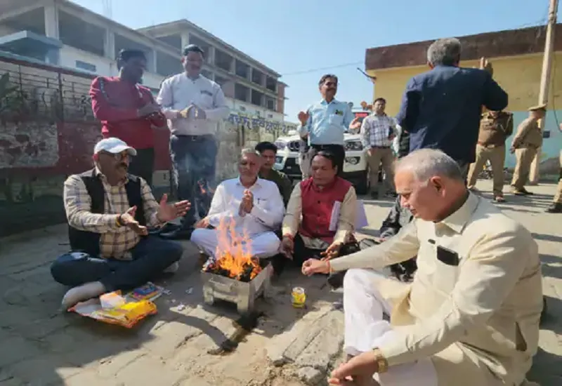 दिल्ली से संभल पहुंचे हिंदू संगठनों के लोग, प्रशासन ने नहीं दी विवादित स्थल पर हवन-पूजन की इजाजत, कहा-फिर आएंगे