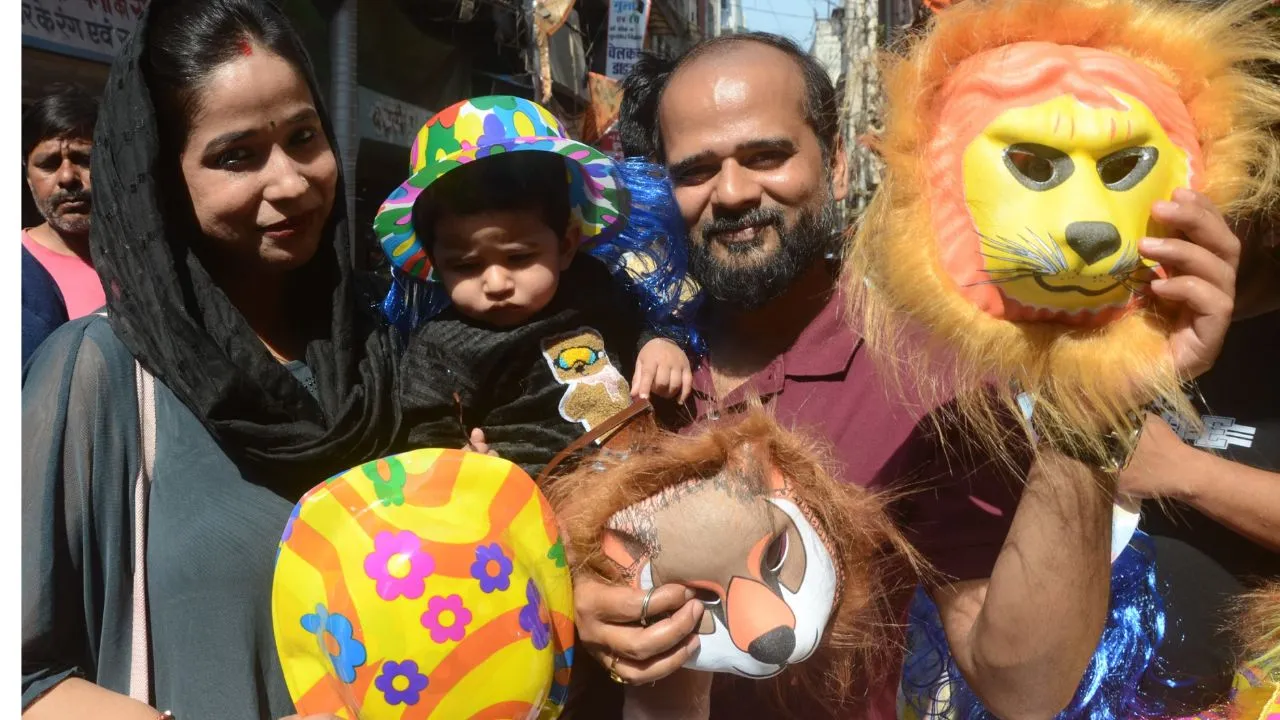 Holi 2025: भूत मुखौटा, मैजिकल मॉस्क और घुंघराले बाल; होली पर सजा रंग और पिचकारी के साथ आकर्षक आइटम का बाजार   