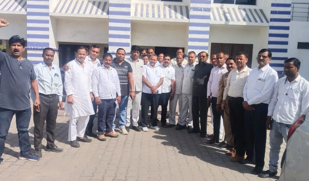 Bareilly: धार्मिक स्थल से दूर मीट की दुकानें खोलने की मांग, बोले- विक्रेताओं को रहा नुकसान