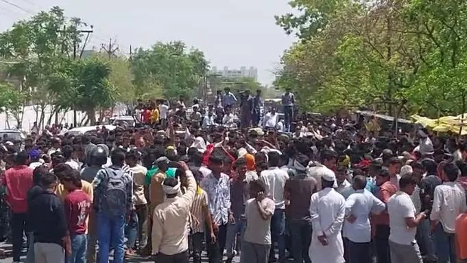 मुरादाबाद: हाईवे पर शव रखकर लगाया जाम, आरोपियों की गिरफ्तारी की मांग, युवक की पीट-पीटकर की थी हत्या