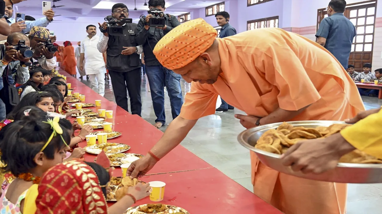 रामनवमी पर सीएम योगी ने किया, 'कन्या पूजन', पैर धूलकर लगाया टीका, कहा-जय हो देवी मैया 