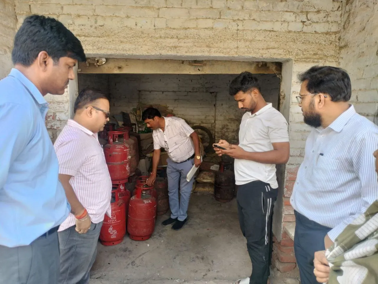 Bareilly: पूर्ति विभाग की टीम ने मारा छापा, खाद की दुकान में पकड़े 44 अवैध गैस सिलेंडर