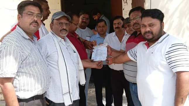 लखीमपुर खीरी: बिजली कटौती से बिलबिलाए लोग, व्यापार मंडल ने सौंपा ज्ञापन