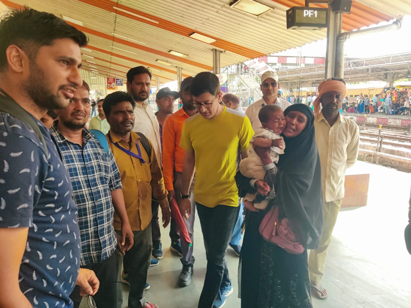 Bareilly: मां रह गई प्लेटफॉर्म पर, बच्ची ट्रेन में...ममता की पुकार पर GRP ने दोनों को मिलाया