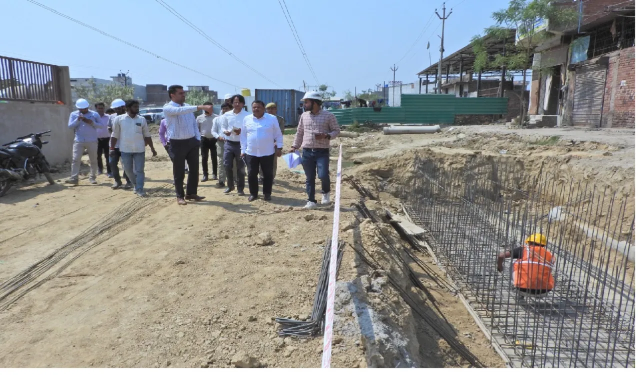 Kanpur: बरसात से पहले भरें गड्ढे, रात में भी करें निर्माण, नगर आयुक्त ने दिए निर्देश, इस सड़क का किया निरीक्षण...