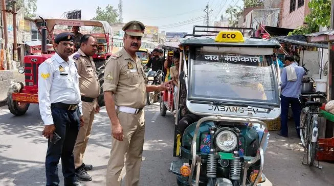 कासगंज: चेकिंग अभियान में 9 अपंजीकृत वाहन सीज, 93 चालान जारी