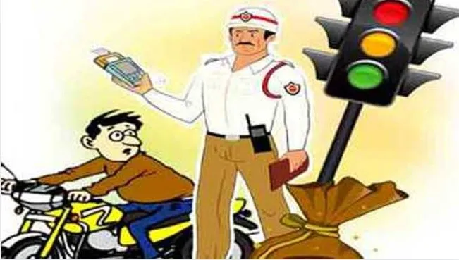 शाहजहांपुर में चेकिंग अभियान जारी, बिना हेलमेट के पेट्रोल लेने पर 15 बाइकों का चालान