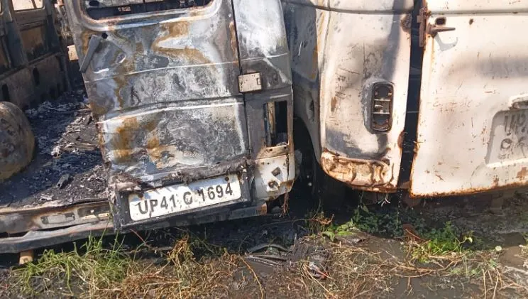 मुरादाबाद: स्वास्थ्य केंद्र में दो एंबुलेंस में अचानक लगी आग, जलकर राख