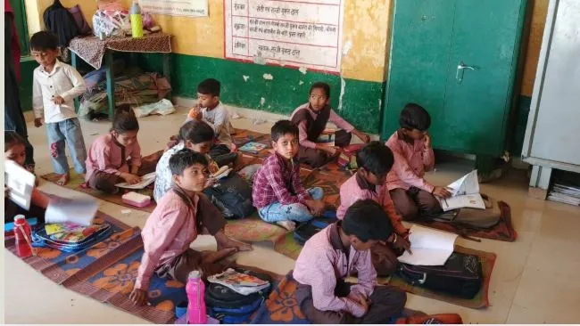 बदायूं में 12 भवनों में चल रहे 25 स्कूल, कक्षाओं की हालत गंभीर