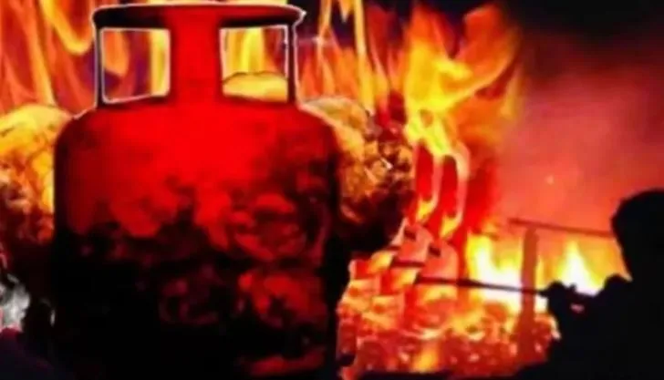 शाहजहांपुर: गैस सिलेंडर में लगी आग से परिवार के पांच लोग झुलसे, एक की हालत नाजुक