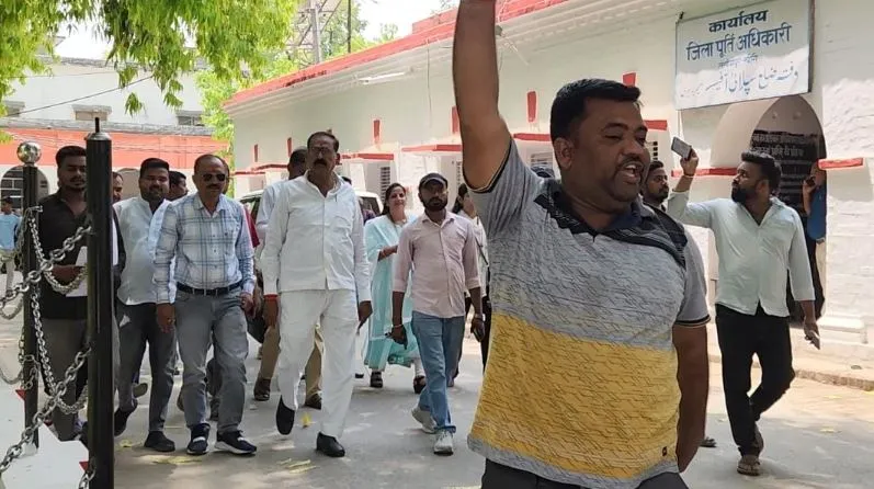 लखीमपुर खीरी: पश्चिम बंगाल में राष्ट्रपति शासन लागू करने की मांग, परशुराम सनातनी सेना ने किया प्रदर्शन