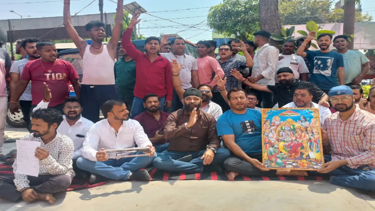 Kanpur: थाने में ढोल-मंजीरे के साथ भाजपाइयों का धरना प्रदर्शन, हनुमान चालीसा का पाठ कर जताया विरोध, जानिए पूरा मामला
