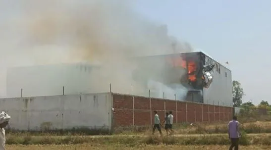 Bareilly: कोल्ड स्टोर में लगी भीषण आग, फायर ब्रिगेड की पहुंचीं 25 गाड़ियां...7 घंटे में पाया काबू