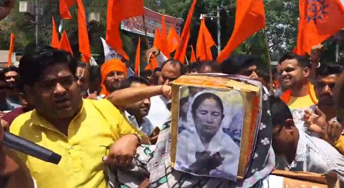 बरेली में हिंदू संगठनों ने ममता बनर्जी का फूंका पुतला, जमकर नारेबाजी
