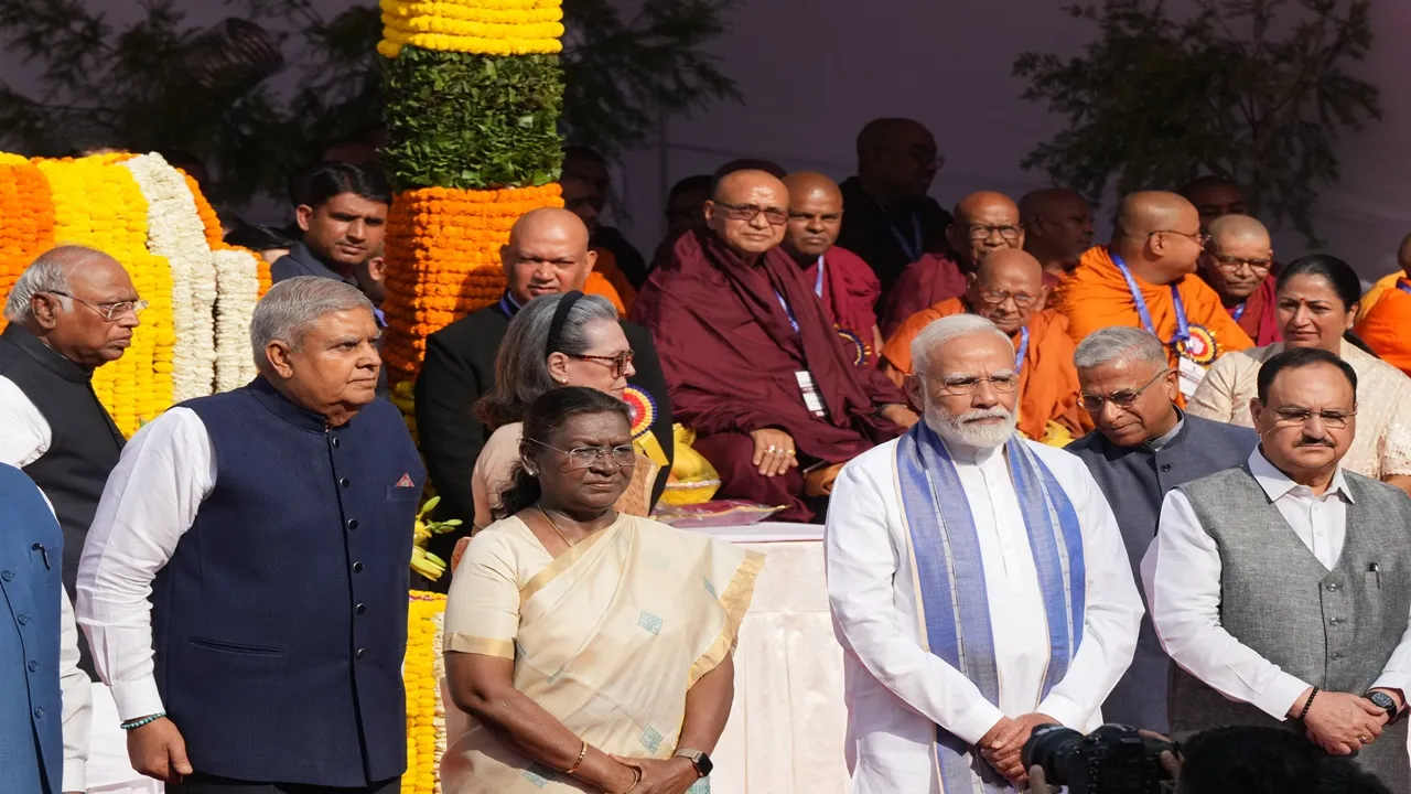 Ambedkar Jayanti: राष्ट्रपति, उपराष्ट्रपति, प्रधानमंत्री मोदी और राहुल गांधी समेत कई वारिष्ठ नेताओं ने बाबा साहब को अर्पित की पुष्पांजलि