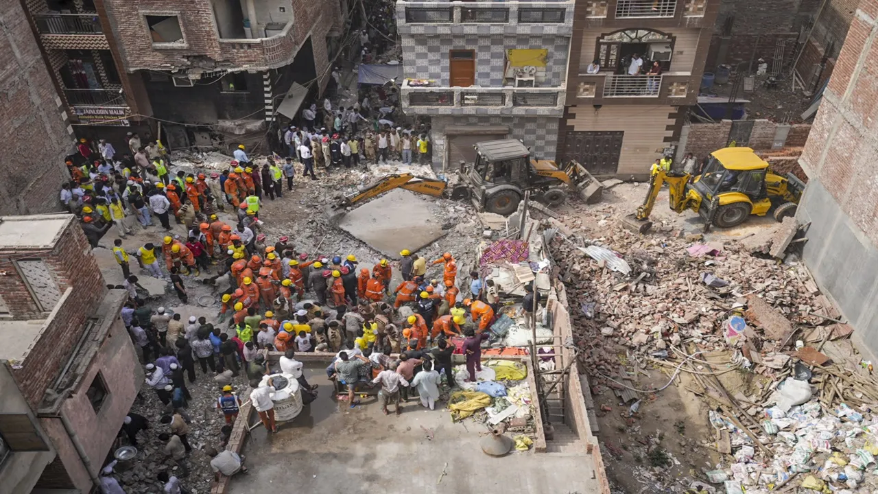 दिल्ली में दर्दनाक हादसा: भरभराकर गिरी चार मंजिला इमारत, चार लोगों की मौत, कई घायल, बचाव अभियान जारी