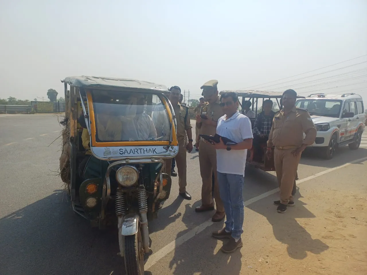 कासगंज: यातायात नियमों का उल्लंघन करने पर कार्रवाई, 20 ई रिक्शा-टेंपो जब्त, 61 वाहनों का चालान