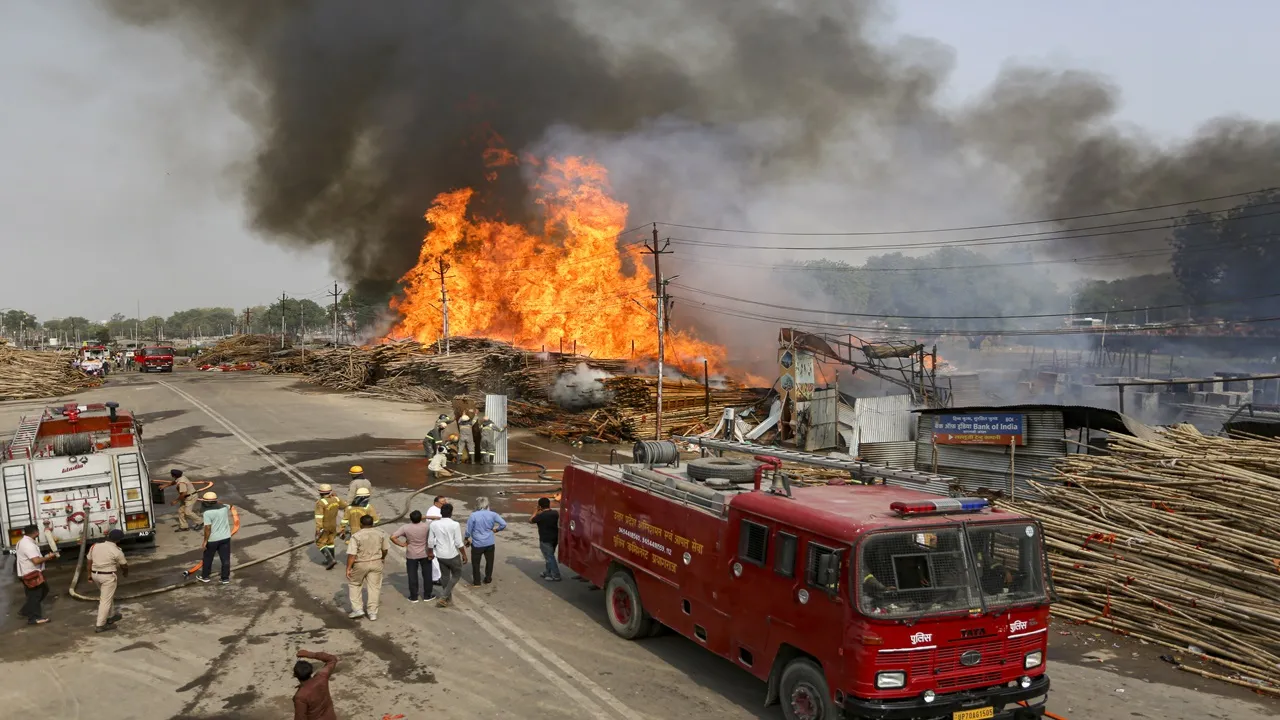 प्रयागराज: एक टेंट कंपनी के गोदाम में लगी भीषण आग, दमकल के दो अधिकारी और पांच कर्मचारी झुलसे 