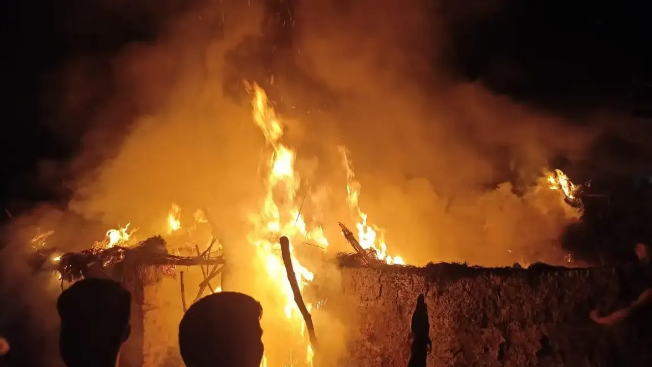 लखनऊः चूल्हे की चिंगारी ने जलाई गृहस्थी, जलकर खाक हुआ आशियाना