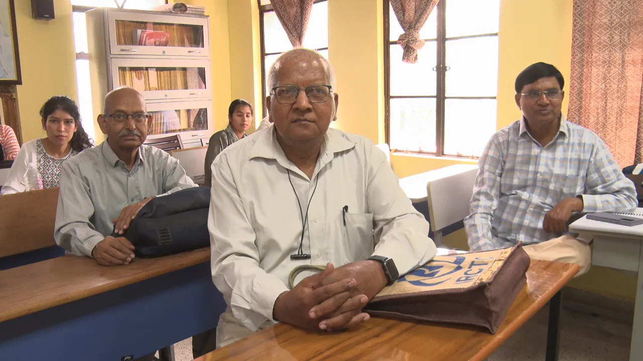 पढ़ाई की कोई उम्र नहीं... बैग लेकर स्कूल पहुंचे बुजुर्ग, CSU में कर रहे पढ़ाई
