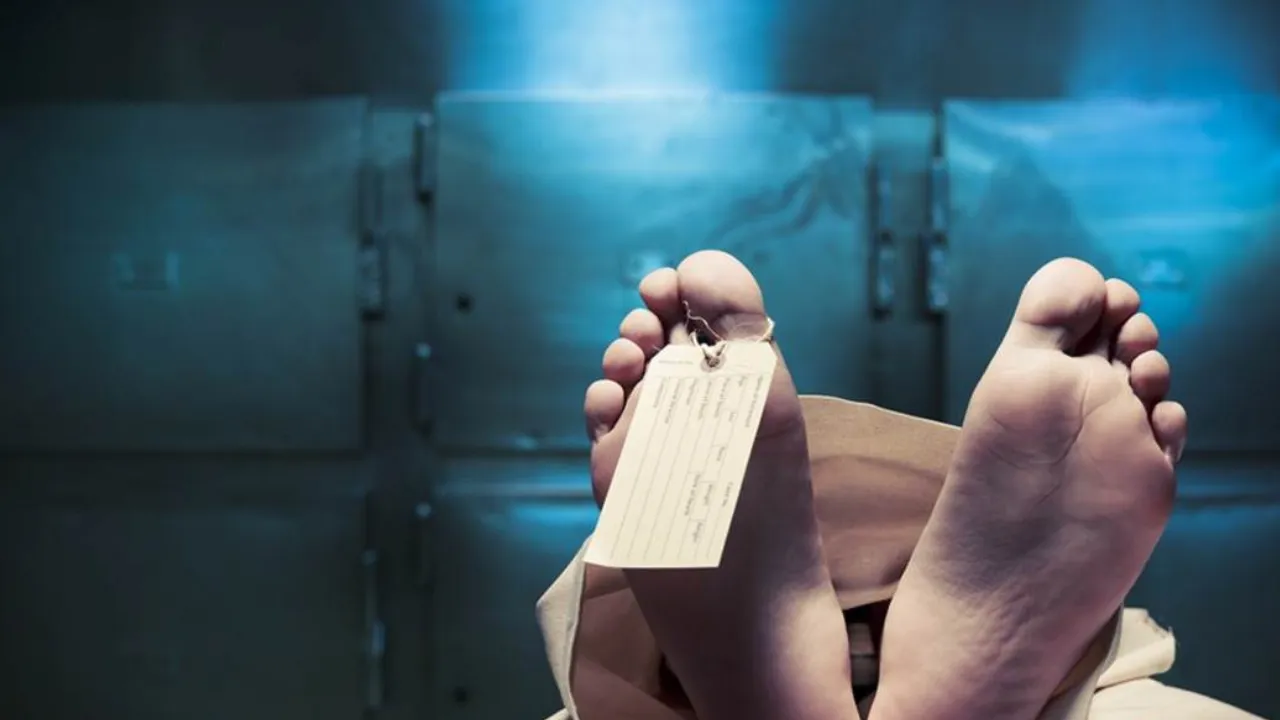 अमेठीः तालाब में गिरी कार, पति-पत्नी की मौत, बहु-बेटा घायल