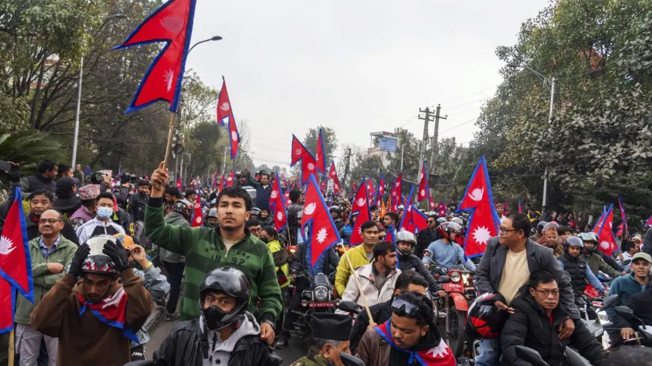 नेपाल में सत्ता, न्याय और लोकतांत्रिक व्यवस्था का इम्तिहान, खूब बरसे पुलिस के लाठी डंडे 