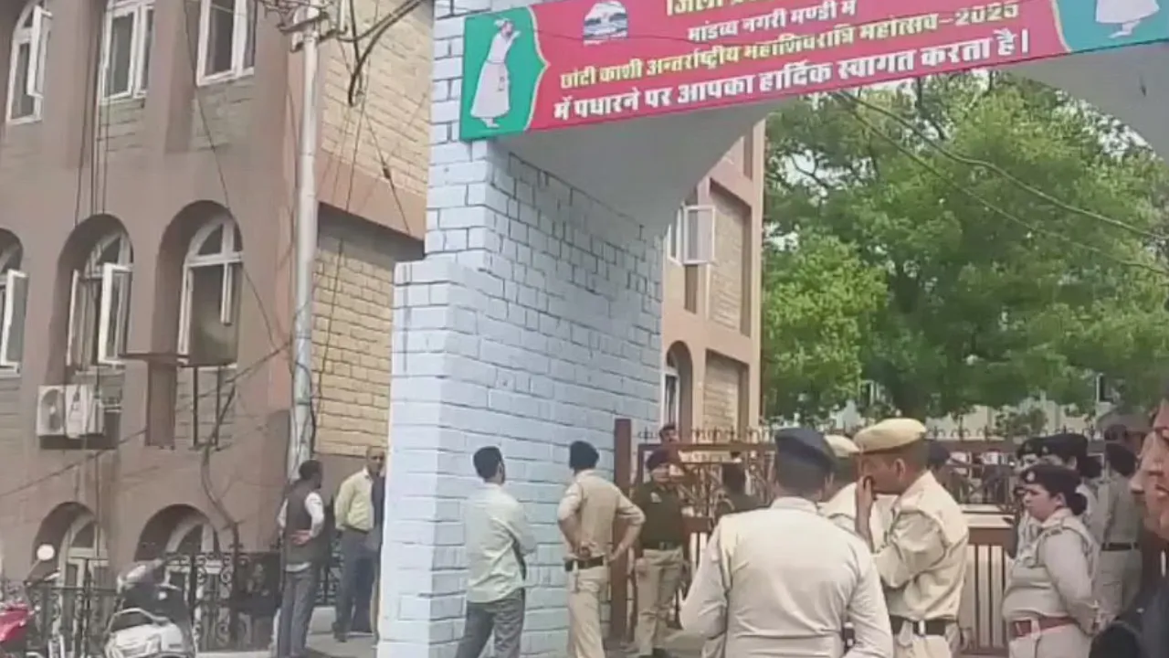 हिमाचल प्रदेश: मंडी में डीसी कार्यालय को मिली बम से उड़ाने की धमकी, खाली कराया गया पूरा भवन