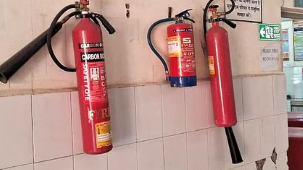 राजधानी में फायर NOC के बिना चल रहे कई सरकारी अस्पताल, न्यायालय की नाराजगी के बाद भी नहीं कई सुधार