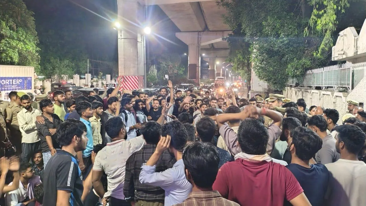 Lucknow University: सड़कों पर उतरे सैकड़ों छात्र, मैदान ए जंग बनाने वालों पर कठोर कार्रवाई की मांग