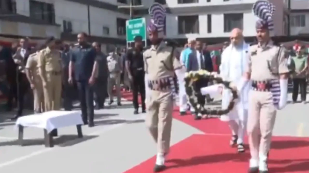 Pahalgam Attack LIVE: केंद्रीय मंत्री अमित शाह ने मृतकों को अर्पित की श्रद्धांजलि, कहा- आतंकियों को बक्शा नहीं जाएगा