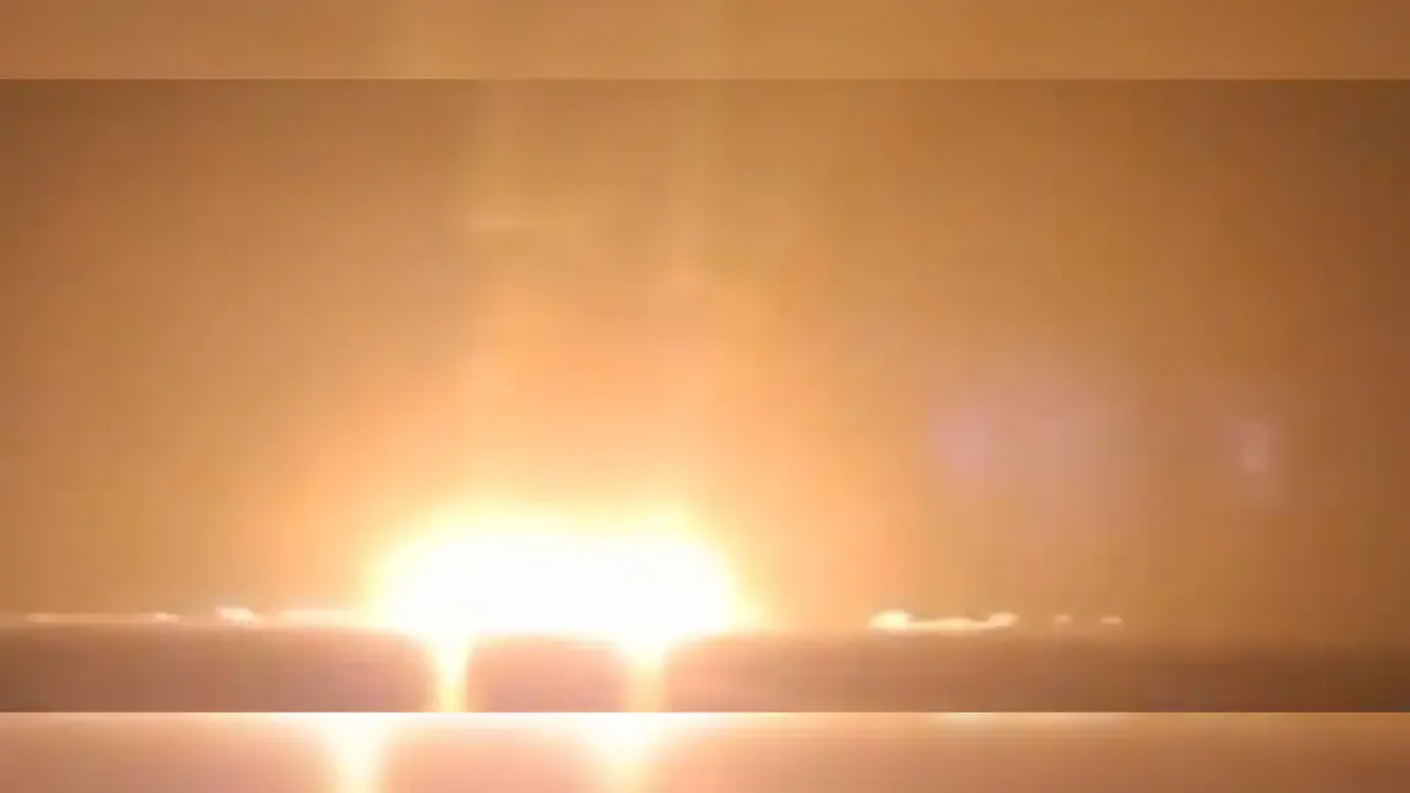 हूतियों पर जमकर बरसी अमेरिकी मिसाइलें, तेल बंदरगाह को किया टारगेट, 20 लोगों की मौत