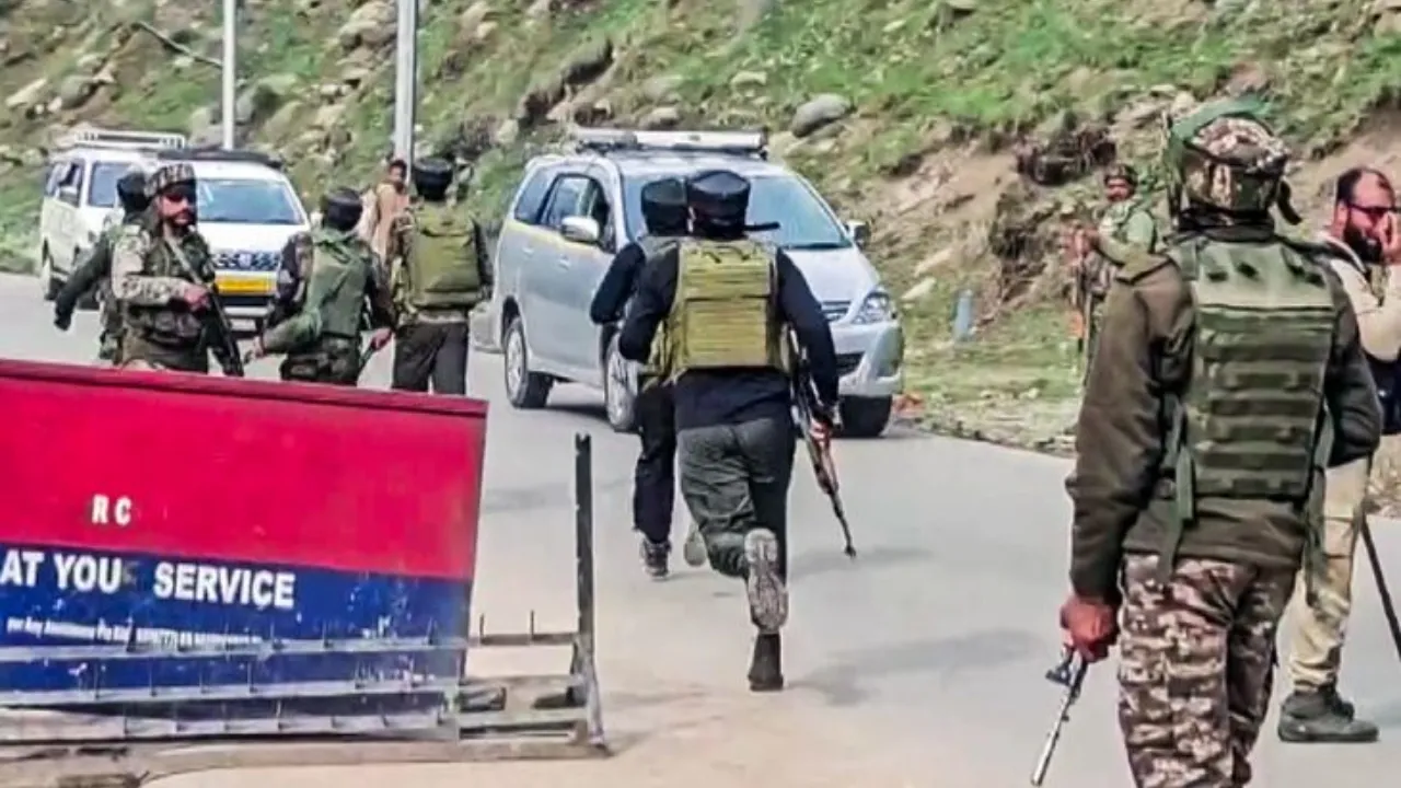 Jammu-Kashmir: कुपवाड़ा में आतंकवादियों ने किया हमला, घर में घुस कर सामाजिक कार्यकर्ता को मारी गोली, मौत