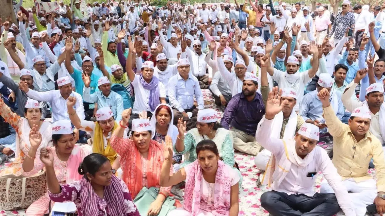लखनऊः सेवा सुरक्षा की बहाली को लेकर हजारों शिक्षकों ने भरी हुंकार, अधिकारियों को दिया मुख्यमंत्री को सम्बोधित ज्ञापन