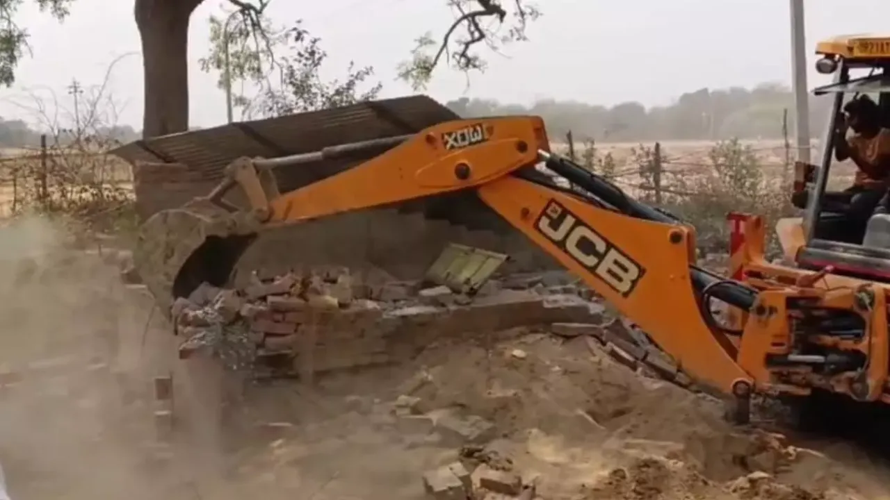 फतेहपुर ट्रिपल मर्डर केस में बुलडोजर एक्शन, गिराया गया अवैध निर्माण 