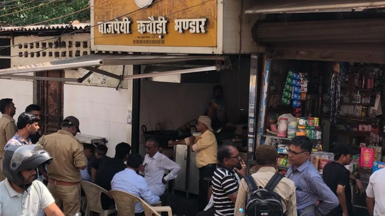 हजरतगंज के मशहूर बाजपेई कचौड़ी भंडार पर GST का छापा, सील हुई दुकान