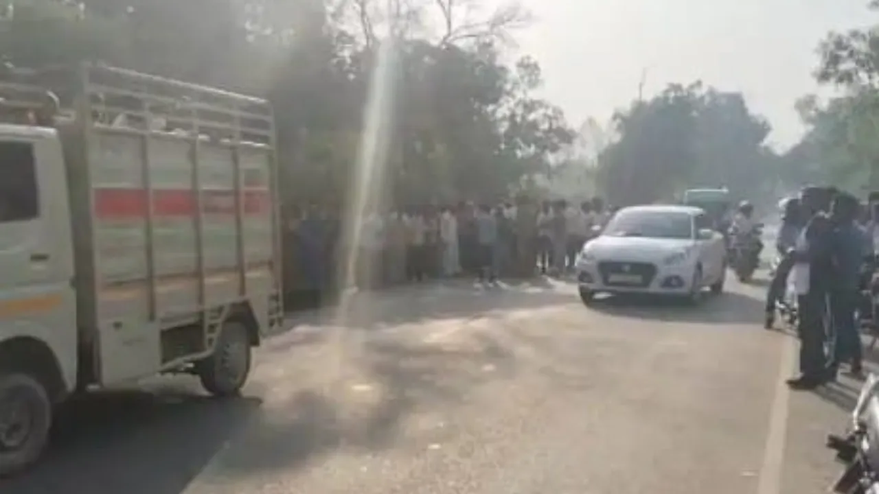 सीतापुरः संदिग्ध परिस्थितियों में  युवक का सड़क किनारे मिला शव, परिजनों ने जताई हत्या की आशंका