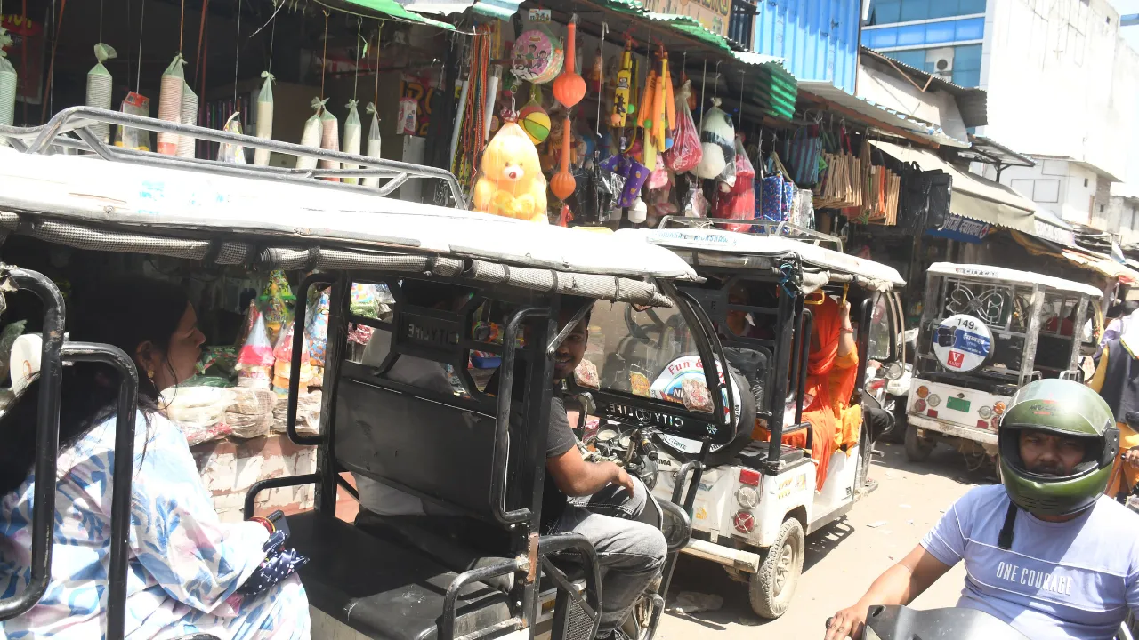 ई-रिक्शा चालकों की दबंगई देखनी हो आलमबाग वार्ड आइए... दुकानों के बाहर लगी कतार, जाएं तो जाएं कहां  