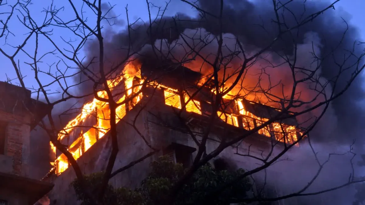 Kolkata fire: पीएम मोदी ने 14 लोगों की मौत पर जताया शोक, राहत कोष से दो-दो लाख रुपए देने का किया एलान, CM ने जांच के दिए आदेश 