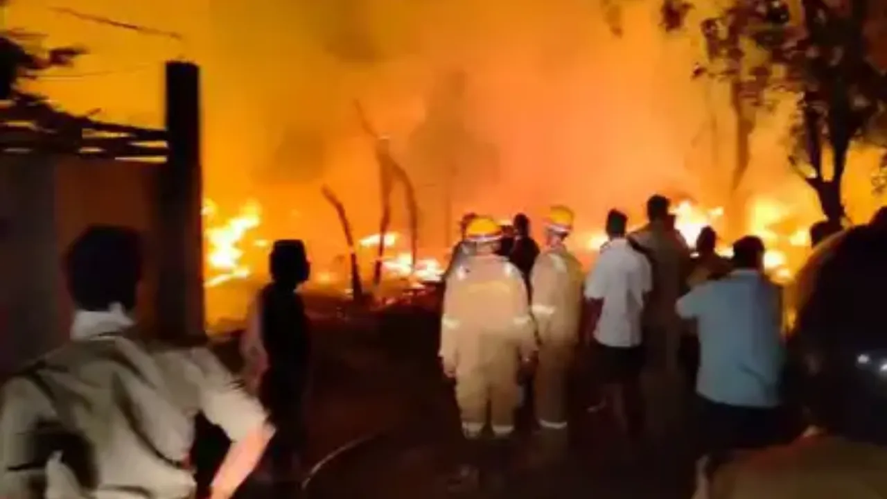  Lucknow Cylinder blast: बारी-बारी से फटते रहे सिलेंडर, 250 से ज्यादा झोपड़ियां जलकर खाक, देखें Video