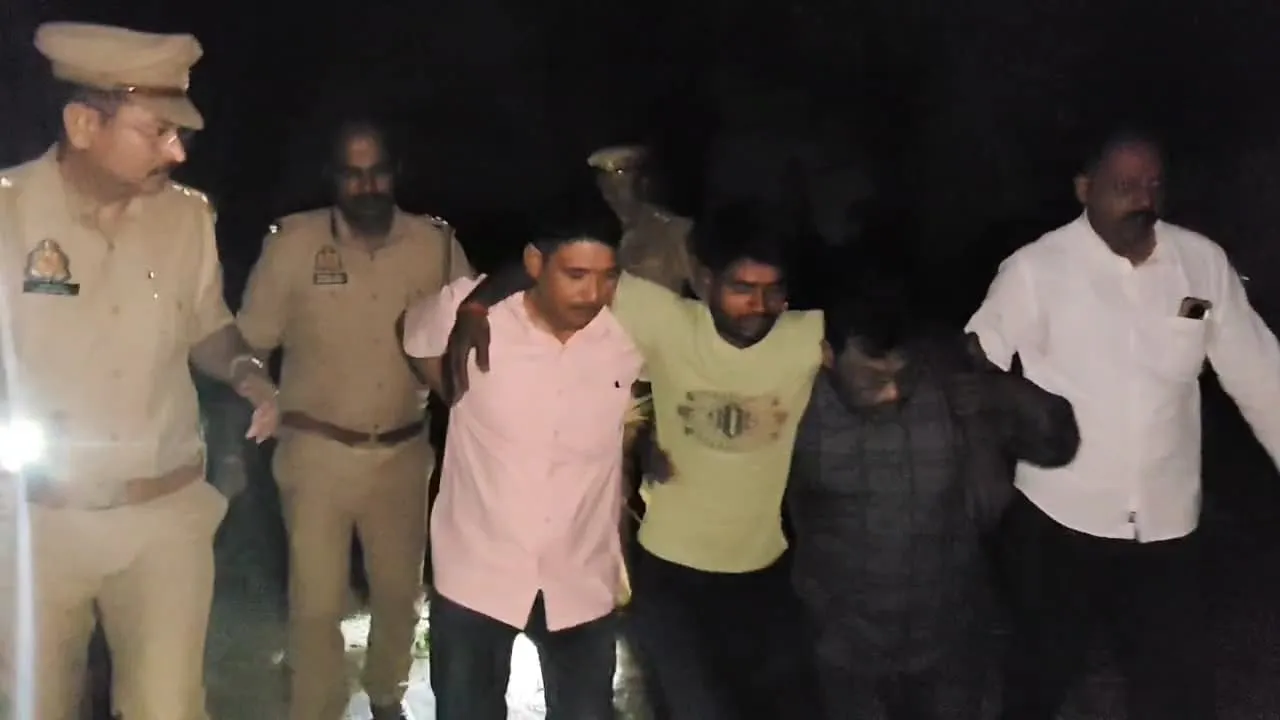 Police Encounter: पुलिस मुठभेड़ के बाद तीन शातिर गिरफ्तार, ई-रिक्शा से लूट कर वारदात को देते थे अंजाम...