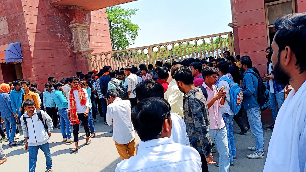 पुनर्वास विश्वविद्यालय में छात्रों का धरना, मिड सेमेस्टर और सेमेस्टर परीक्षा साथ कराने को लेकर भड़ते छात्र