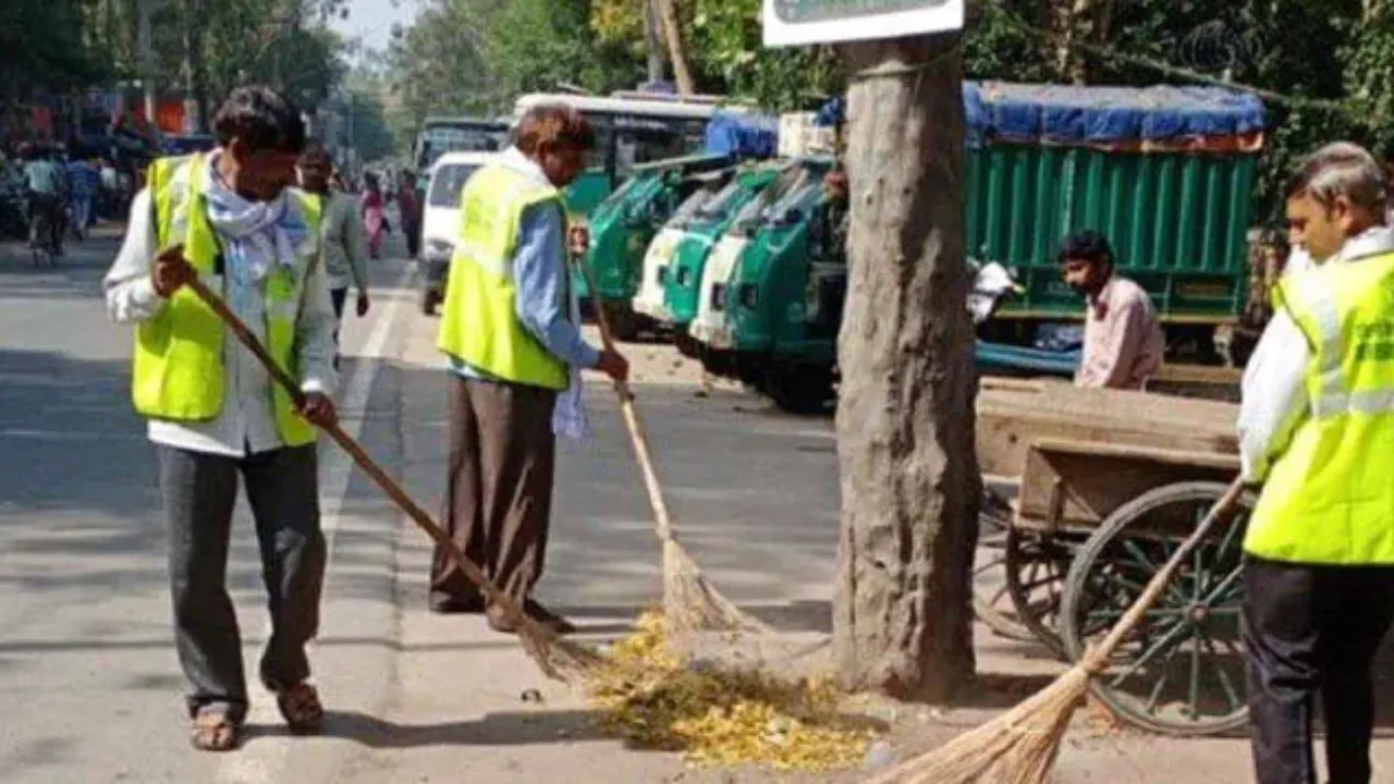 फर्जी अटेंडेंस पर लगेगी रोक, कार्यदायी संस्थाओं के कर्मचारियों को नगर आयुक्त ने दी चेतावनी, होगी कड़ी कार्रवाई