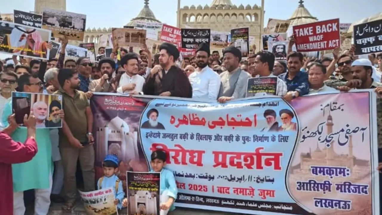 लखनऊः वक्फ बिल और सऊदी खिलाफ को लेकर मौलाना कल्बे जव्वाद की अगुवाई में किया प्रदर्शन 