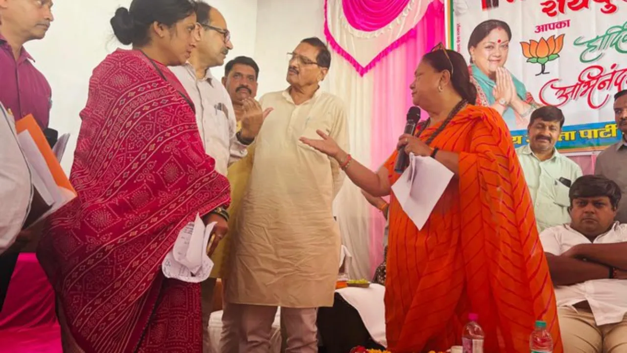 'अफसर सो रहे हैं, लोग रो रहे हैं... पानी कागजों में ही नहीं, लोगों तक भी पहुंचे...', अधिकारियों पर भड़की वसुंधरा राजे