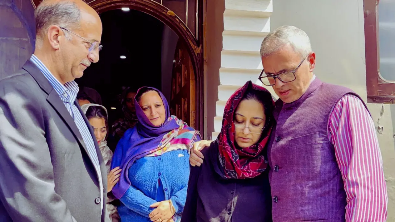 Pahalgam Attack: मृतकों के परिजनों को 10 लाख का मुआवजा देगी जम्मू-कश्मीर सरकार, उमर अब्दुल्ला ने किए ये एलान