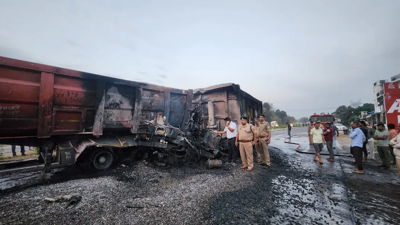 अयोध्याः आपस में टकराए तीन डंपर, लगी भीषण आग, दो की मौत