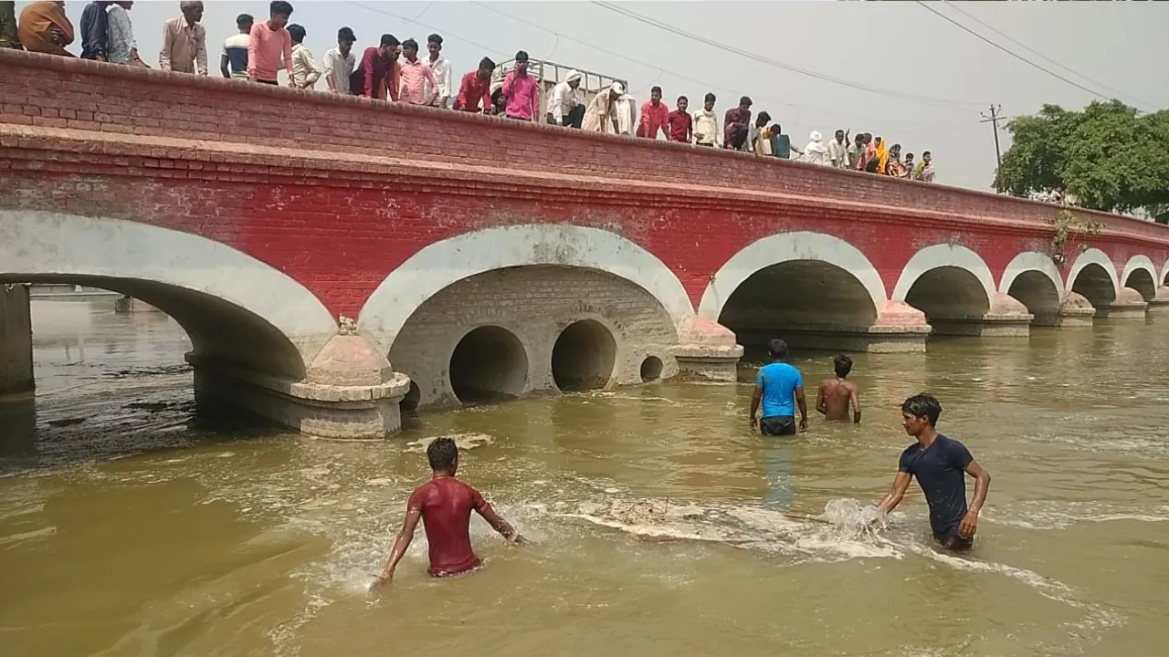 Hardoi: रेलवे ब्रिज से नहर में छलांग लगाते ही आंखो से ओझल हुआ किशोर, घंटो बाद भी नहीं मिला कोई सुराग, सर्च अभियान जारी