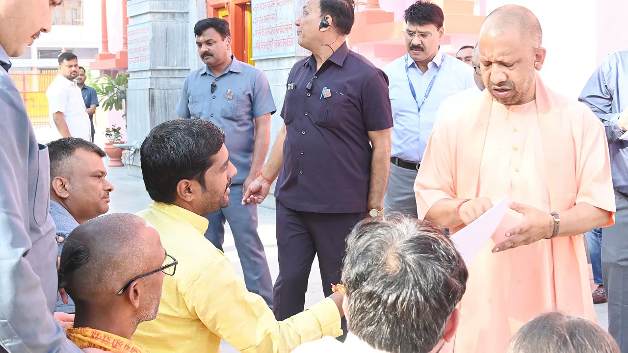 अधिकारियों पर भड़के सीएम योगी, कहा- पीड़ितों की मदद में ढिलाई करने पर होगी कार्रवाई 